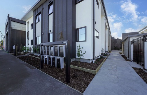 Christchurch City Centre Cabaña | Central Crossing - Christchurch Holiday Home