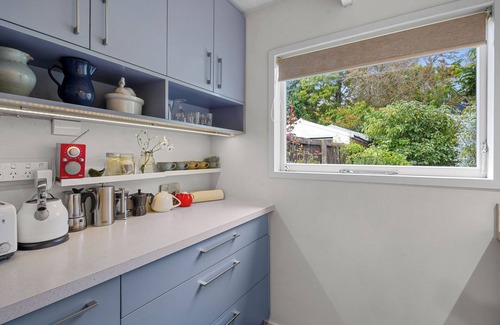 Linwood Casa | Central Cutie - Christchurch City Cottage