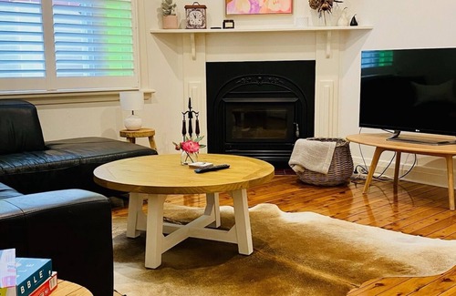 Wagga Wagga Casa | Central Elegance: Adjacent to the Main Street