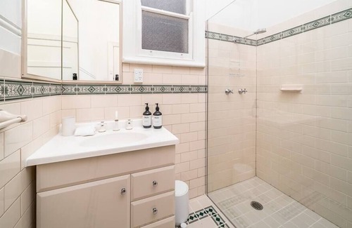 Wagga Wagga Casa | Central Elegance: Adjacent to the Main Street