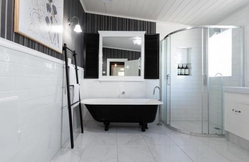 Launceston CBD Casa | Central Elegance: Cottage Gem with Parking