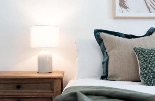Launceston CBD Casa | Central Elegance: Cottage Gem with Parking