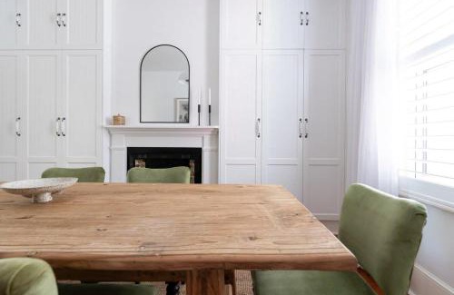 Launceston CBD Casa | Central Elegance: Cottage Gem with Parking