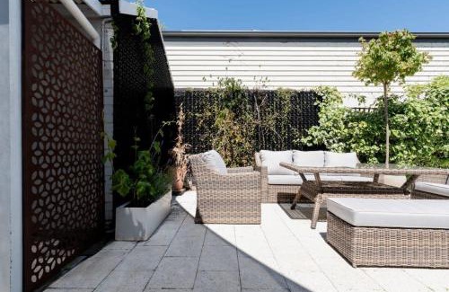Launceston CBD Casa | Central Elegance: Cottage Gem with Parking