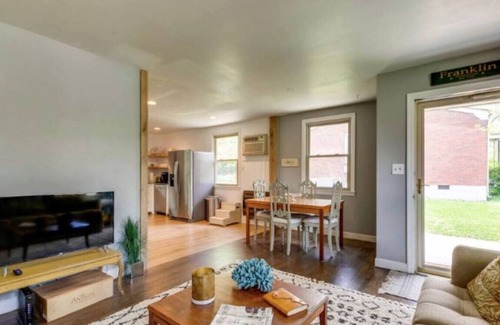 Franklin Apartamento | Central Duplex Pet Friendly Walkable Coffee Spots