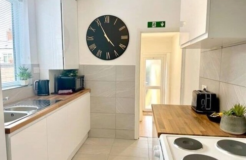 Northampton Casa | Central Luxe 4BR House|FreeParking| 5 TVs |Sleep10