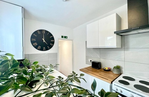 Northampton Casa | Central Luxe 4BR House|FreeParking| 5 TVs |Sleep10