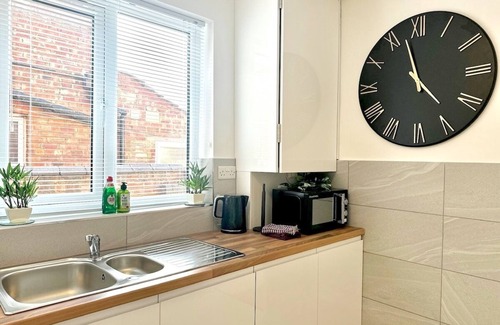 Northampton Casa | Central Luxe 4BR House|FreeParking| 5 TVs |Sleep10