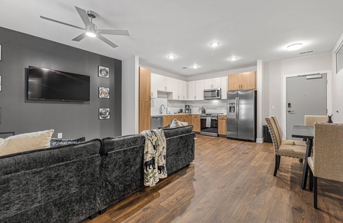 Eighth Avenue Apartamento | Central GULCH LUX 2-bedroom w/ POOL, HOT TUB, FITNESS! Walkable!
