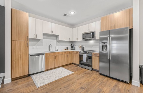Eighth Avenue Apartamento | Central GULCH LUX 2-bedroom w/ POOL, HOT TUB, FITNESS! Walkable!
