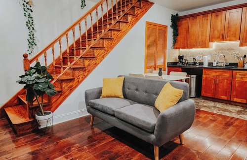 Gayborhood Apartamento | Central/King Bed/4 En-Suite Bathrooms/65" TV