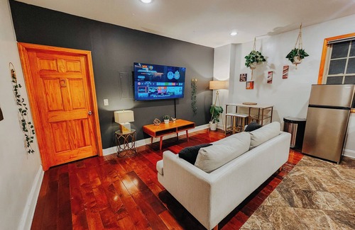 Gayborhood Apartamento | Central/King Bed/4 En-Suite Bathrooms/65" TV