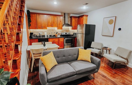 Gayborhood Apartamento | Central/King Bed/4 En-Suite Bathrooms/65" TV
