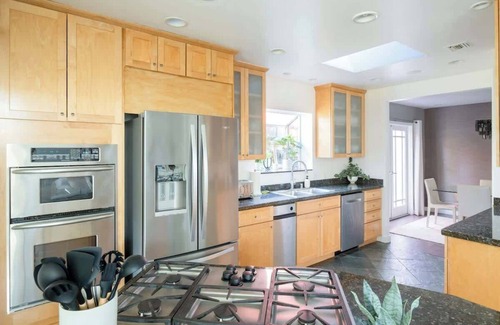 Los Angeles Casa | Central LA Luxe w/ Resort Style Pool & HotTub