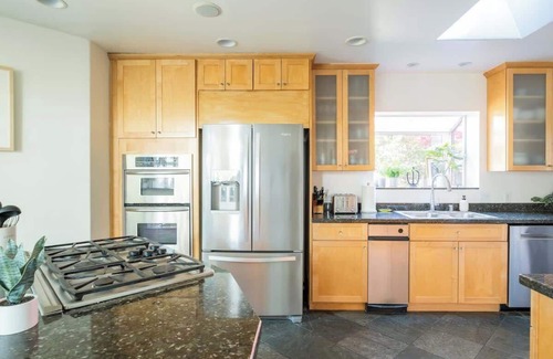 Los Angeles Casa | Central LA Luxe w/ Resort Style Pool & HotTub