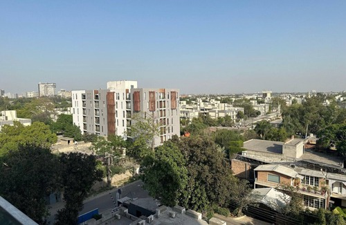 Lahore Apartamento | Central Lahore 2 Bed Apartment with Roof Access, Gym