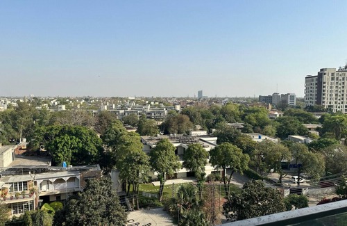 Lahore Apartamento | Central Lahore 2 Bed Apartment with Roof Access, Gym