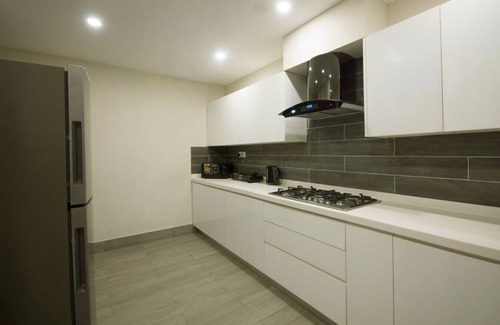 Lahore Apartamento | Central Lahore 3-bedroom Apartment with Private Balconies and City Views