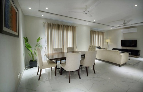 Lahore Apartamento | Central Lahore 3-bedroom Apartment with Private Balconies and City Views