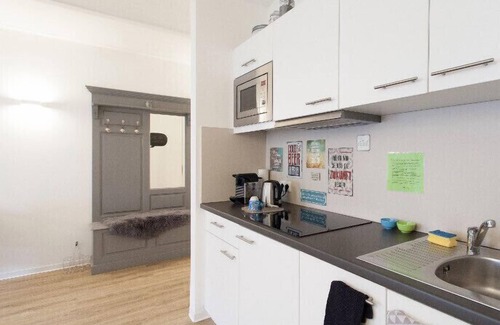 Mitte Apartamento | La vida central en el Zollhof, moderna y cómoda, con estacionamiento, ¡todo es nuevo!