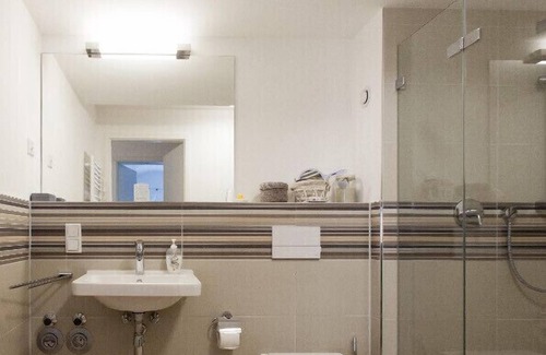 Mitte Apartamento | La vida central en el Zollhof, moderna y cómoda, con estacionamiento, ¡todo es nuevo!