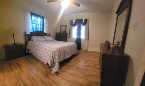 Lumberton Apartamento | Central located large home on quiet wooded street