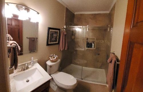 Lumberton Apartamento | Central located large home on quiet wooded street