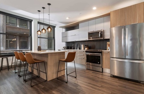 Downtown Chicago Apartamento | Central Location: Exclusive Apts for Large Groups