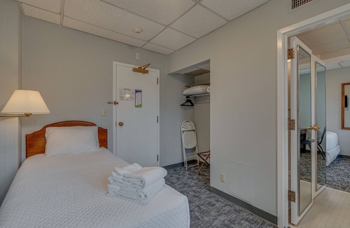 Music Row Hotel | Central Location Renovated Dorm Suite - Music Row!