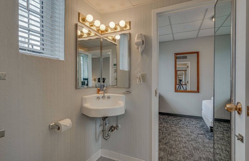 Music Row Hotel | Central Location Renovated Dorm Suite - Music Row!