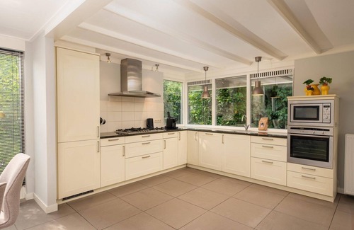 Lieren Casa | Central luxury group accommodation with five bedrooms, large kitchen, and enclosed garden. Plenty of privacy and comfort inside and out.