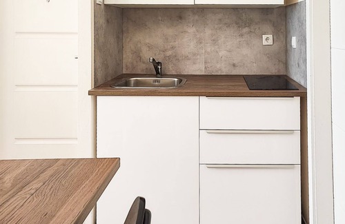 Novi Sad Apartamento | Estudio moderno y central en 5 minutos a pie de Trg Slobode