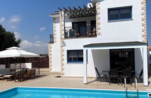 Protaras Villa | Central de Protaras, ningún coche es necesario. WIFI y televisión del Reino Unido. Muy cerca de la playa.