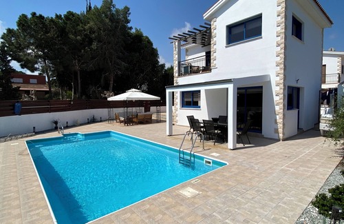 Protaras Villa | Central de Protaras, ningún coche es necesario. WIFI y televisión del Reino Unido. Muy cerca de la playa.