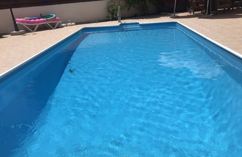 Protaras Villa | Central de Protaras, ningún coche es necesario. WIFI y televisión del Reino Unido. Muy cerca de la playa.