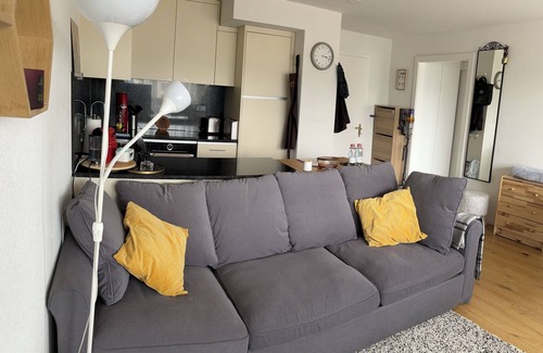 Noes Apartamento | Central & quiet 1-bed flat - parking / pool / WiFi / balcony / 4' to gondola