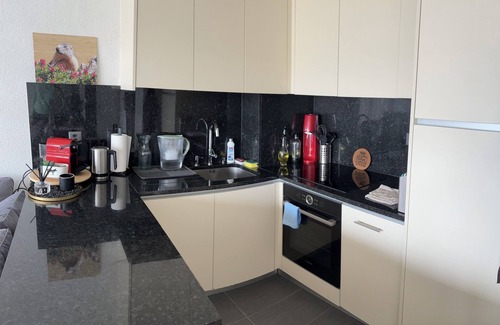 Noes Apartamento | Central & quiet 1-bed flat - parking / pool / WiFi / balcony / 4' to gondola