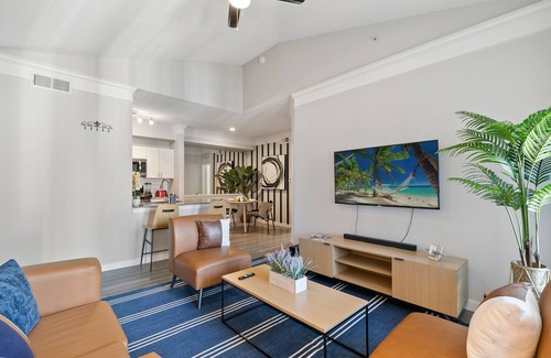 Far North Dallas Apartamento | Central Ritzy Getaway with King Bed, Free Parking and Drinking Water Provided.