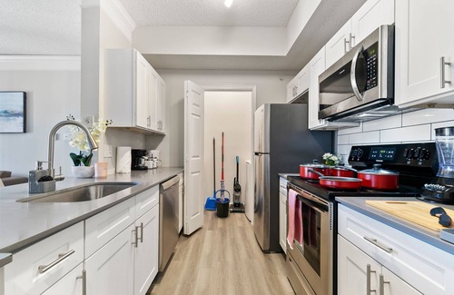 Far North Dallas Apartamento | Central Ritzy Getaway with King Bed, Free Parking and Drinking Water Provided.