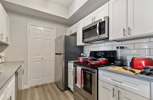 Far North Dallas Apartamento | Central Ritzy Getaway with King Bed, Free Parking and Drinking Water Provided.