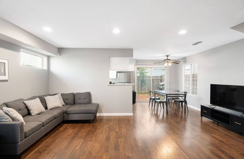 Sacramento Casa | Central Sacramento Home ♛Queen Beds - Clse Hwys** take a look!