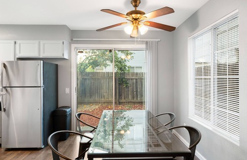 Sacramento Casa | Central Sacramento Home ♛Queen Beds - Clse Hwys** take a look!