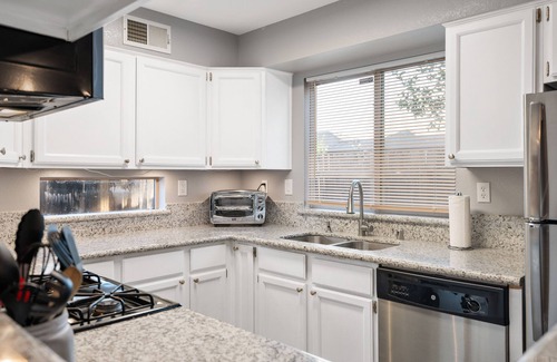 Sacramento Casa | Central Sacramento Home ♛Queen Beds - Clse Hwys** take a look!