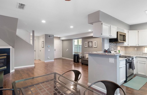 Sacramento Casa | Central Sacramento Home ♛Queen Beds - Clse Hwys** take a look!