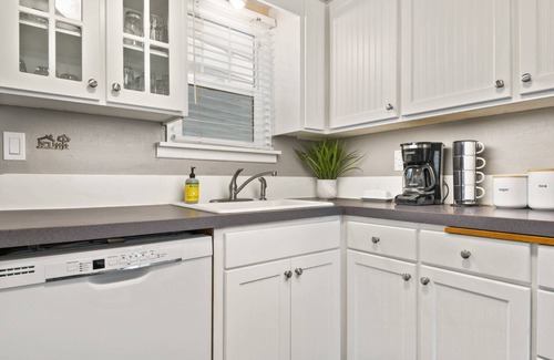 Newberg Casa | Central Single Level Newberg Retreat, Pet Friendly, Fenced Backyard, Walk 2 Food, Drinks, University