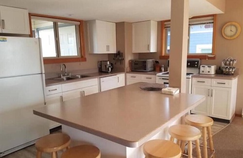 Silver Star Mountain Chalet De Esquí | Central Station - perfectly located for Winter games and Summer fun.