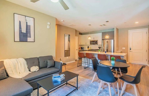 Orange Heights Apartamento | Uptown Escape | Gym, Pool, W/D, Self Check-In