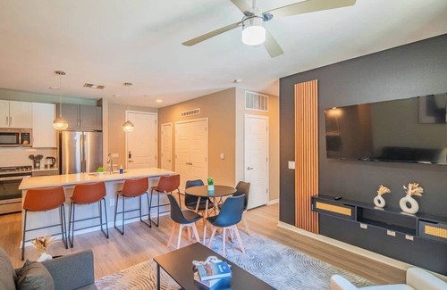 Orange Heights Apartamento | Uptown Escape | Gym, Pool, W/D, Self Check-In