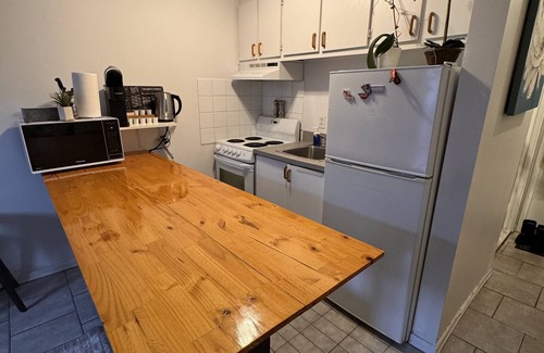 Ahuntsic Apartamento | Central Studio // Near Metro // Queen Bed // Sleeps 2