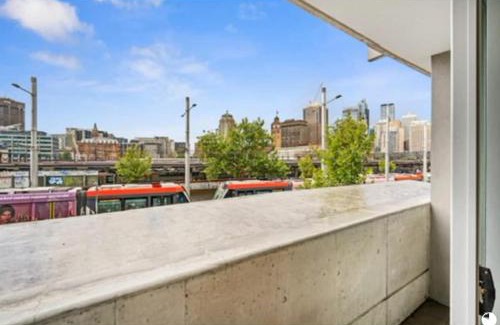 Surry Hills Apartamento | Central stylish 1 bedroom with balcony and air-con